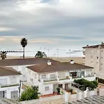Nice Beachside 2-Bd Apt Near Barcelona