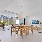 Beautiful Deluxe Garden Apartment