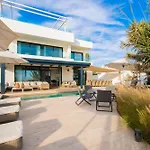 Frontline 6 Bdrm Luxury Villa W Beach Access