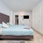 Cozy 4 Bedroom Townhouse With Swimming Pool