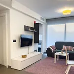 Apartamento Con Jardin En Primera Linea De Playa Con Parking Y Piscina