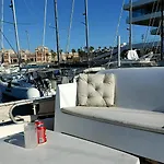 Ciudad Y Playa Desde Un Barco.