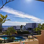 Elegant Apartment In Marbella 80 M² With Shared Pool