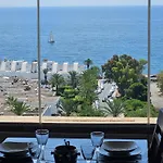 Mirando Al Mar