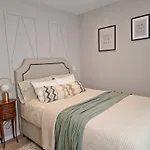 Sun & Palms - Luxurious 2 Bedroom Apartment With A Great Pool Area