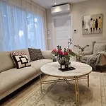 Sun & Palms - Luxurious 2 Bedroom Apartment With A Great Pool Area