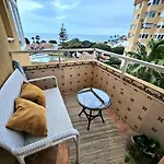 Terraza Soleada Con Vistas A La Cala
