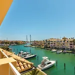 Beautiful Penthouse Overlooking Marina Channels