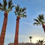 Poolside 2 Bedroom 2 Bathroom Apt, Ultra Fast Wi-Fi & Terrace