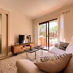 Modern 2 Bedroom Beachside Apartment Nr72