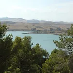 Rural Apartments Overlooking The Lake.