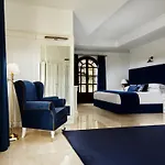 18 Suits Chalet Puerto Banus