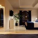 18 Suits Chalet Puerto Banus