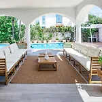 Seaside Paradise Villa With A Private Pool And Walking Distance To The Beach