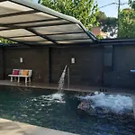 Chalet De Lujo Con Jardin, Piscina Y Aparcamiento Todo Privado.