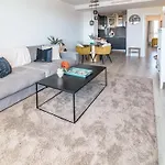 Ov21B - Bright And Modern 3 Bedroom Apartment