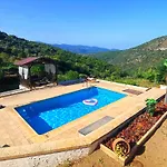 La Chacara- Fuente De Los Peces