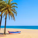 Brand New Chic Apartment - City, Pool & Beach