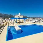 Frontline Apartment With Sea Views And Rooftop Pool