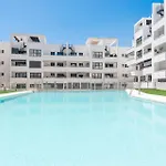 High-End Rooftop Penthouse Near City & Beach