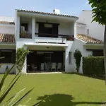 Casa Familiar En Sotogrande Con Jardines Y Piscina