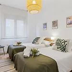Monet, Apartamento Con Terraza, Cuna Y Trona