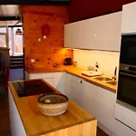 Chalet De Madera Entre Arboles