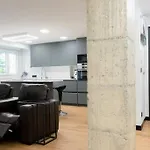 Modern & Cozy Flat With Tennis Court