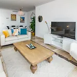 Luxury 3 Bed Duplex Penthouse, 3 Mins Walk To The Beach