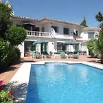 Luxury Oasis 4-Bedroom Villa With Private Pool In Fuengirola, Costa Del Sol