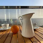 Mirando A Dos Mares