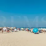 Exclusive Poolside Villa With Cine & Bbq By Rems