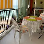 Apartamanto Frente Al Mar, Un Dormitorio Con Dos Camas, Mas Otra Cama Abatible En El Salon