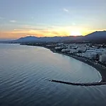 Lujoso Apartamento Con Piscina En Paseo Maritimo Marbella
