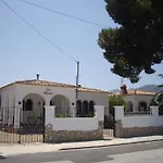 Geraeumiges, Strandnahes Ferienhaus Mit Garten