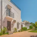 Lovely Home In Estepona With Kitchen