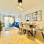 3Bd City Center Charming Flat Balcony & Parking