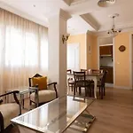 Central Apartment Sleeps 6 Fast Wi-Fi 2 Bathrooms