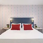 Beach And Golf At Modern Apartment