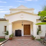 Villa Caramel - Excellent Location In Golden Mile