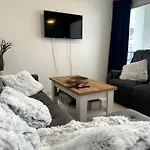Luxury 2-Bed Marina Apartment