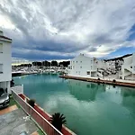 Luxury 2-Bed Marina Apartment
