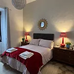 Lola'S Apartment