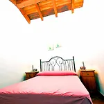 Chalet Con Piscina Compartida Y Jardin Privado