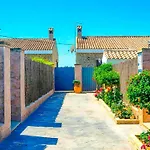 Chalet Con Piscina Compartida Y Jardin Privado