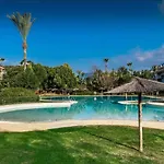 C127 Luxurious Designer Apartment Walk To Puerto Banus