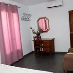 Casa Llena De Vida Con Patio Y Terraza