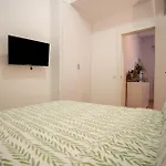 Habitacion Con Terraza Y Bano Privado Y Comodidades Compartidas