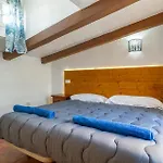 4 Bedroom Cozy Home In Facinas