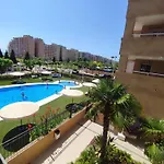 Excelentes Vistas A Las Piscinas Y Al Mar